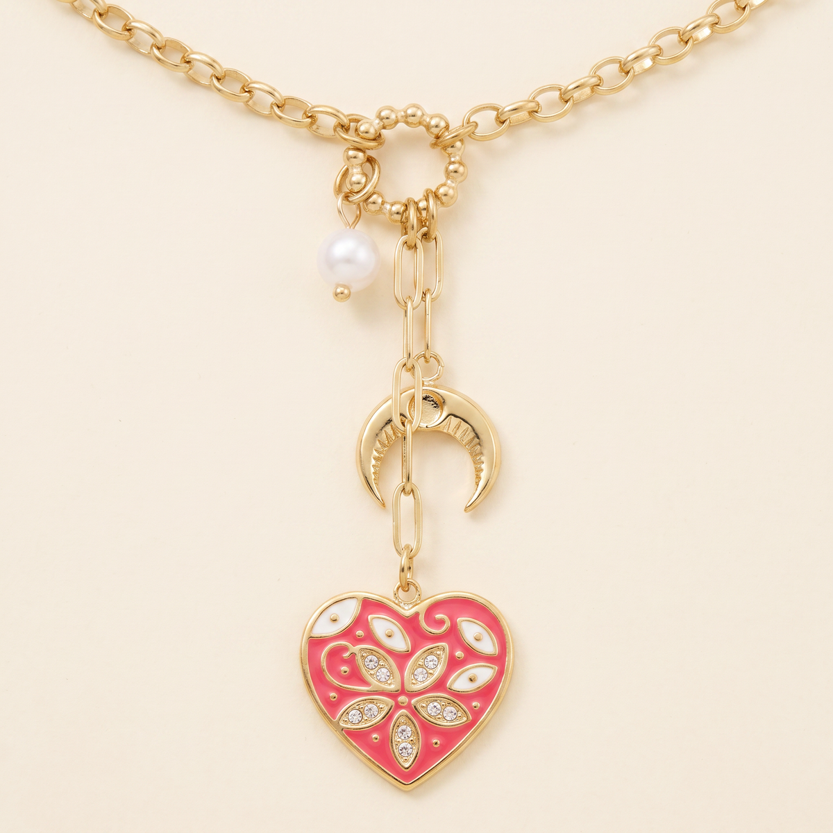 Collier cœur et lune doré en émail, détail du motif