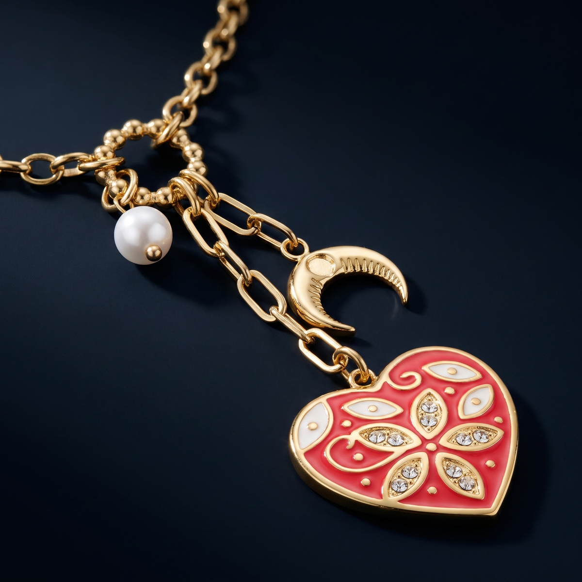 Collier cœur et lune doré en émail, motif en gros plan