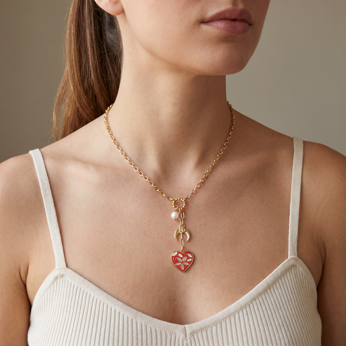 Collier cœur et lune doré en émail, porté mi-corps