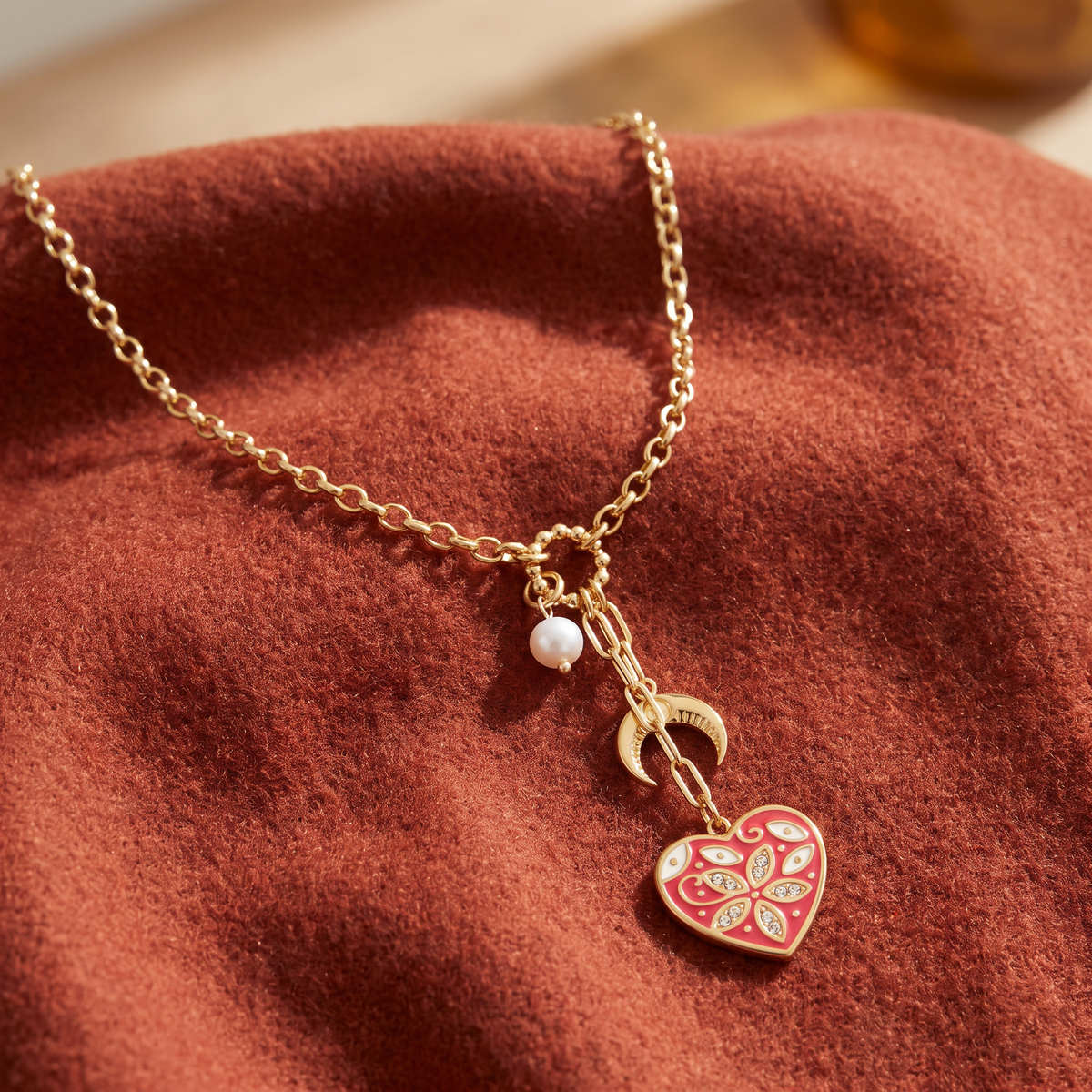Collier cœur et lune doré en émail, porté en tenue