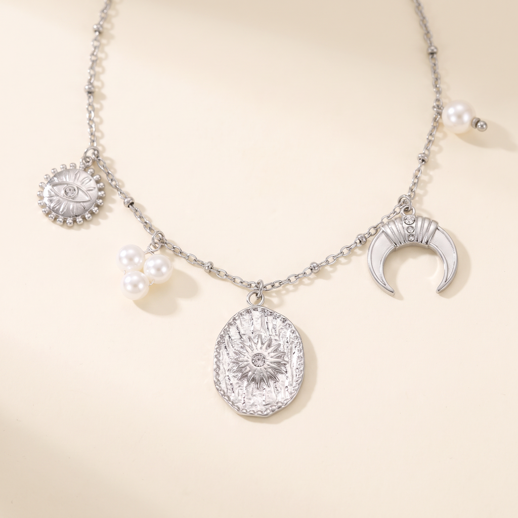 Collier charms lune et soleil effet nacré, détail du motif, argenté