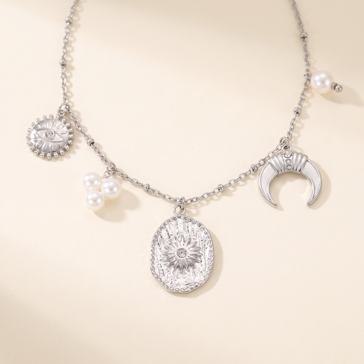 Collier charms lune et soleil effet nacré, détail du motif, argenté