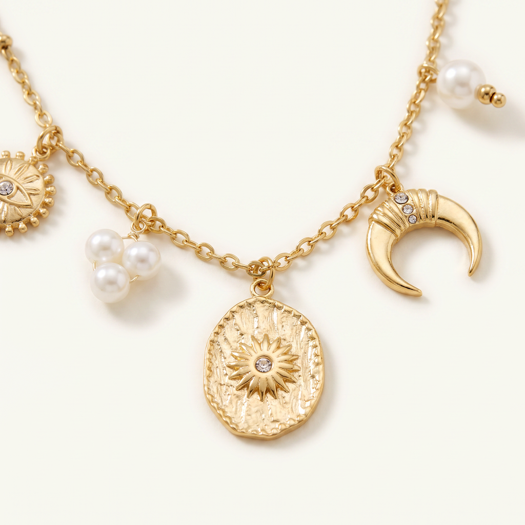 Collier charms lune et soleil effet nacré, détail du motif, doré