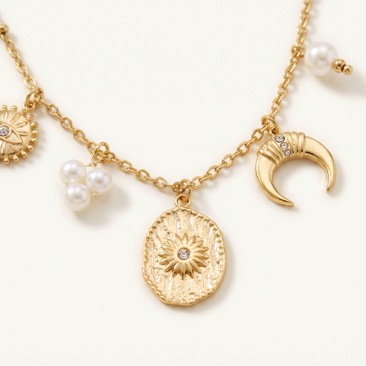 Collier charms lune et soleil effet nacré, détail du motif, doré
