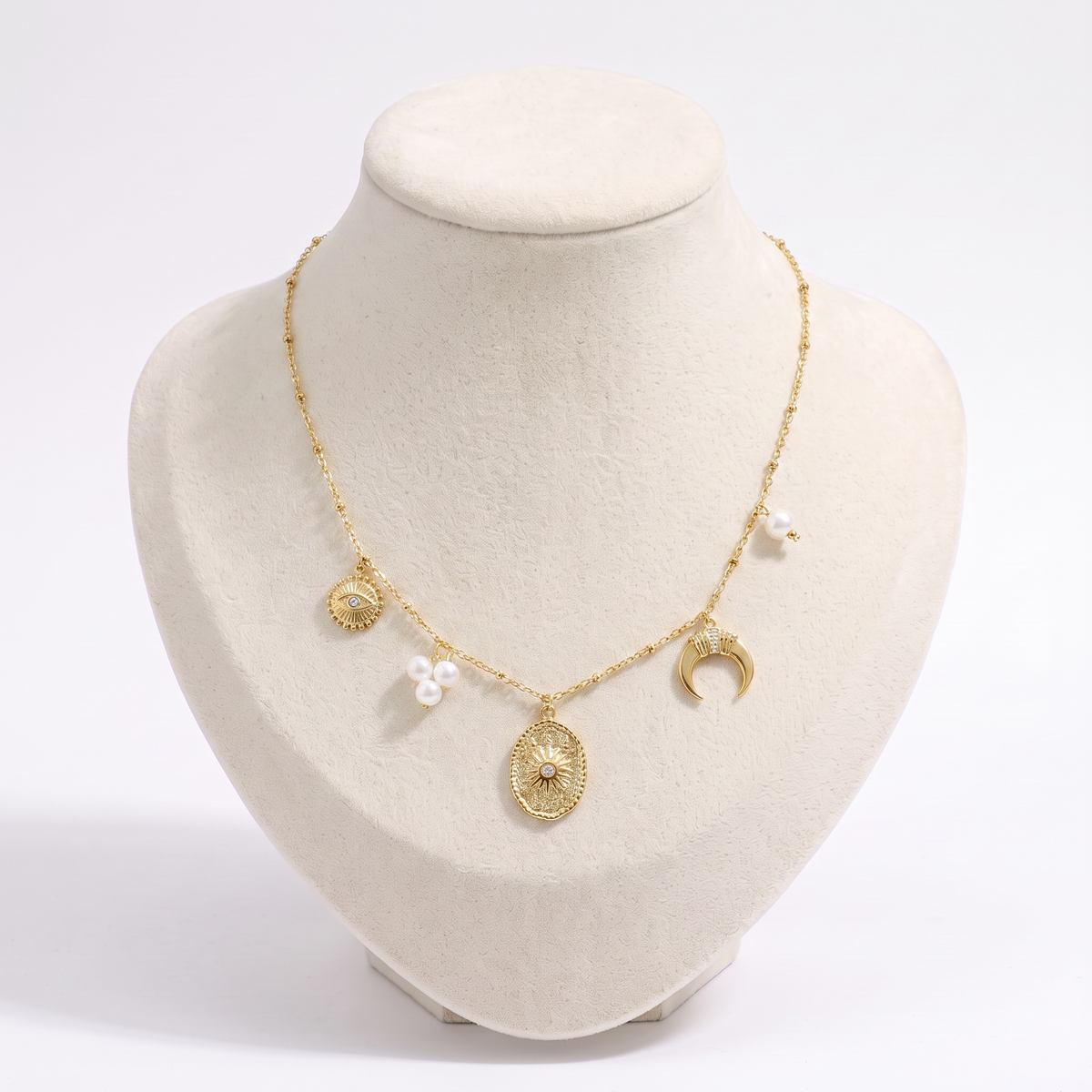 Collier charms lune et soleil effet nacré, vue de face, doré