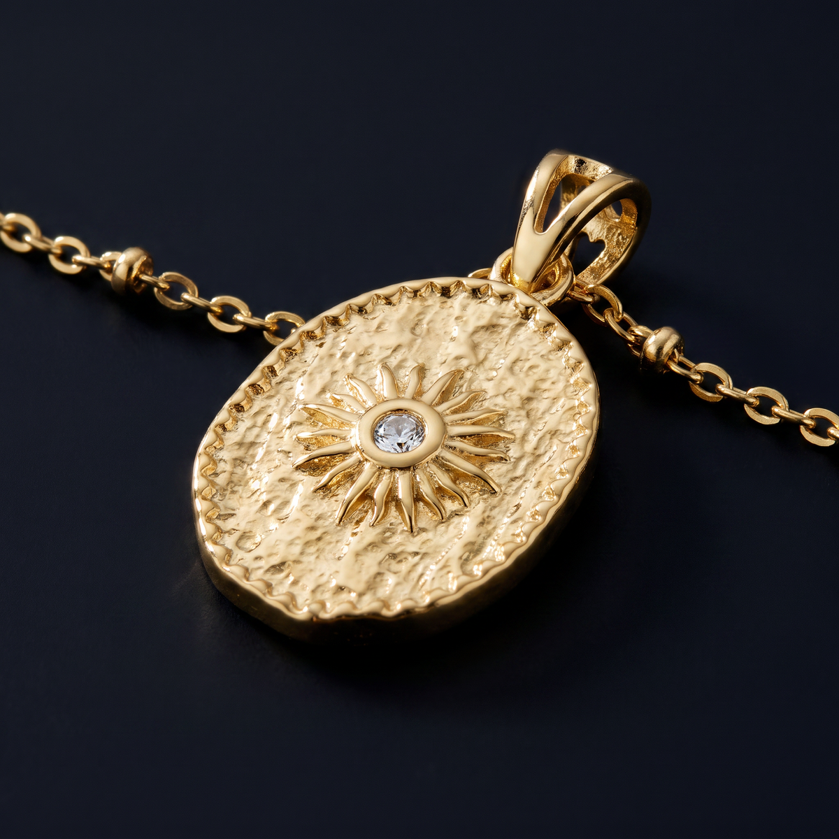 Collier charms lune et soleil effet nacré, motif en gros plan