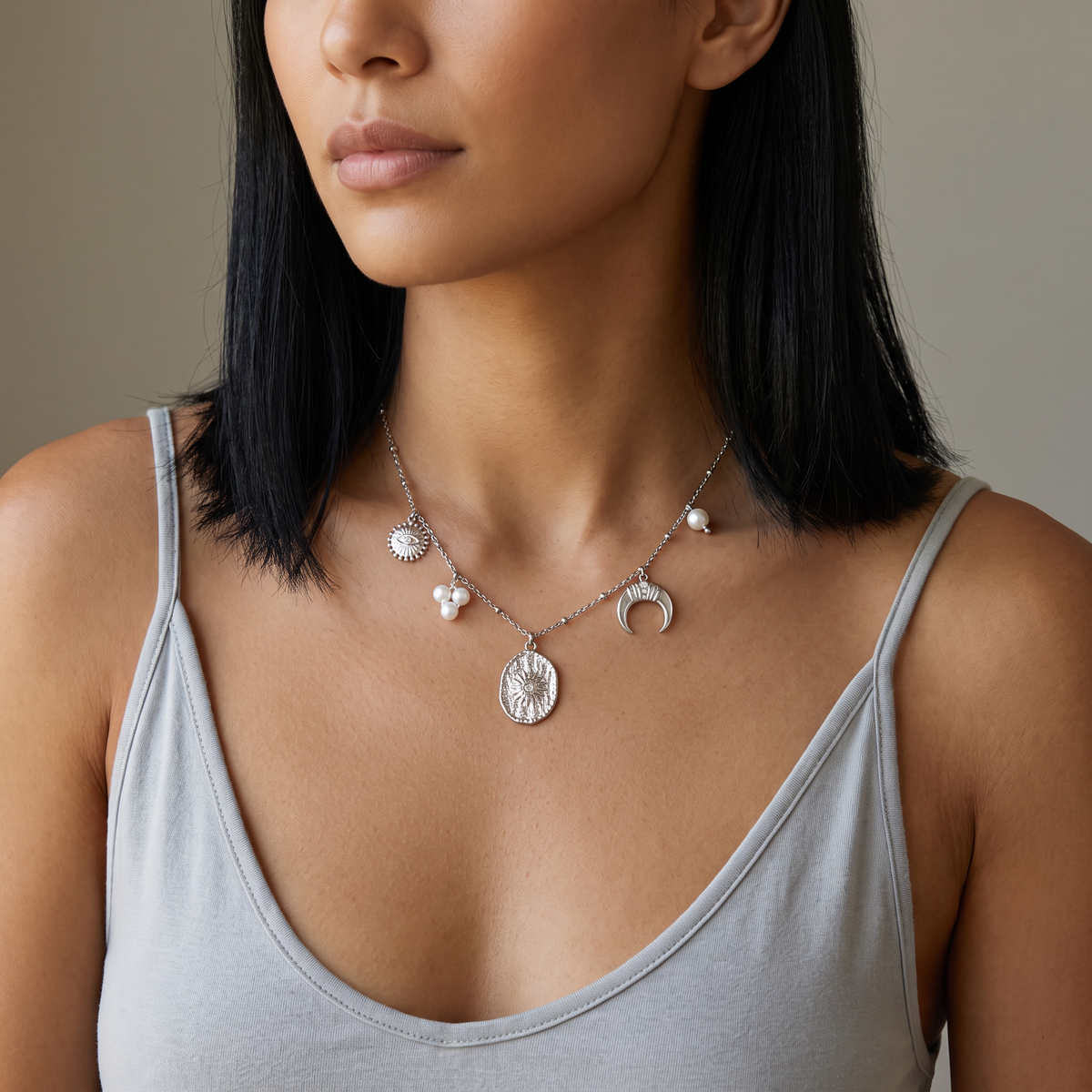 Collier charms lune et soleil effet nacré, porté mi-corps, argenté