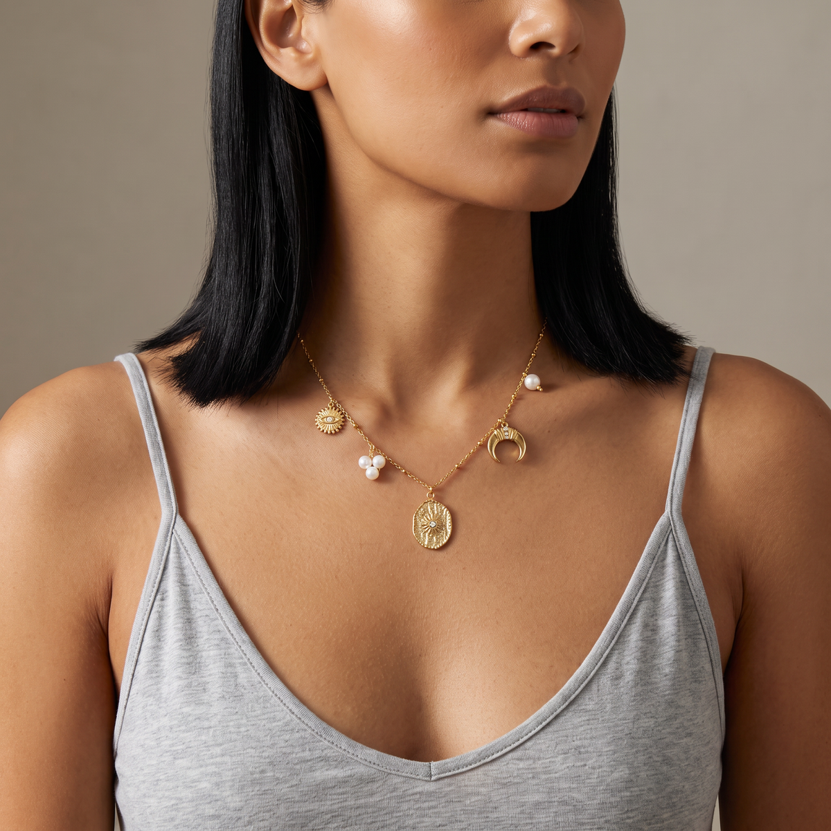 Collier charms lune et soleil effet nacré, porté mi-corps, doré