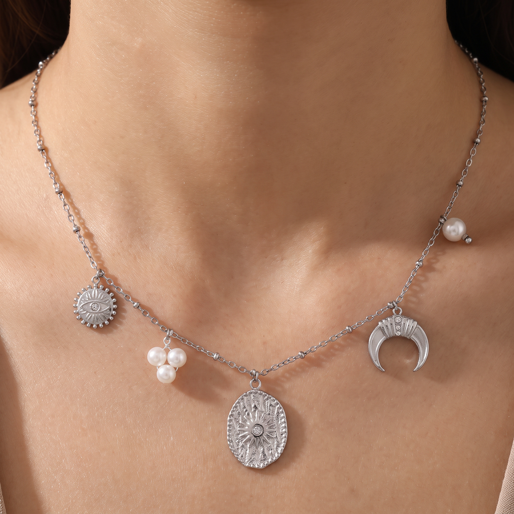Collier charms lune et soleil effet nacré, porté, argenté
