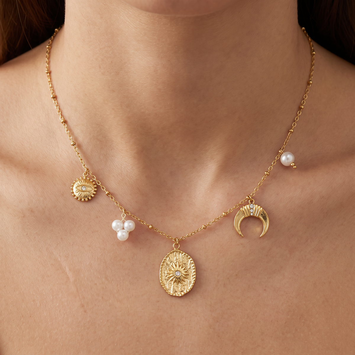 Collier charms lune et soleil effet nacré, porté, doré