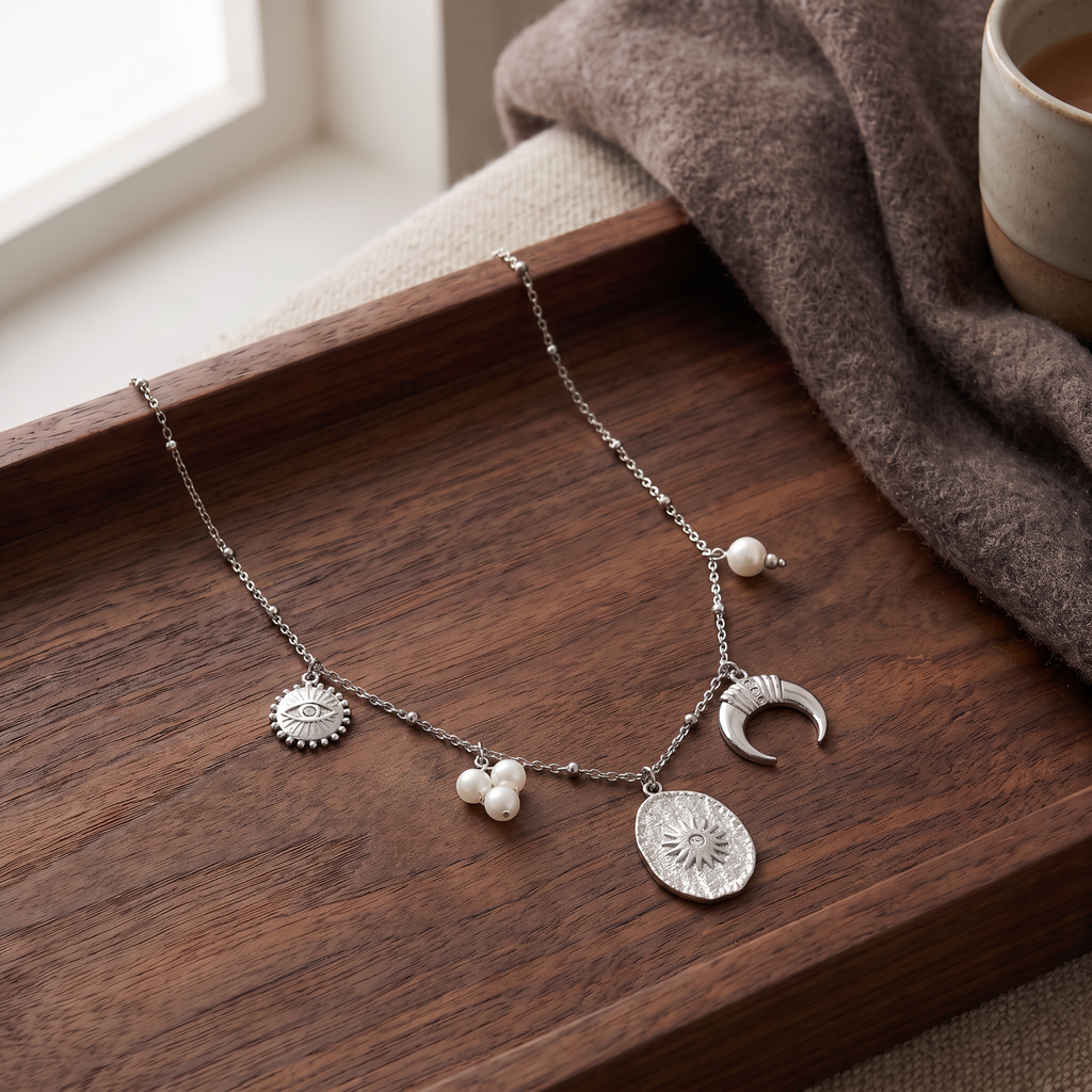 Collier charms lune et soleil effet nacré, porté en tenue, argenté