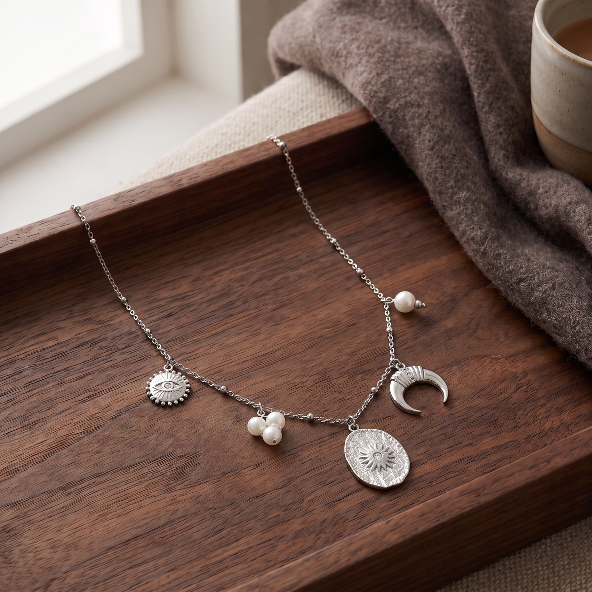 Collier charms lune et soleil effet nacré, porté en tenue, argenté