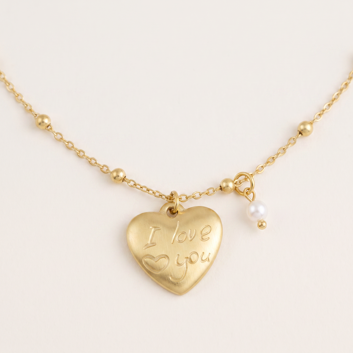 Collier cœur, détail du motif, doré