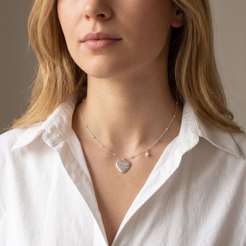 Collier cœur, porté mi-corps, argenté