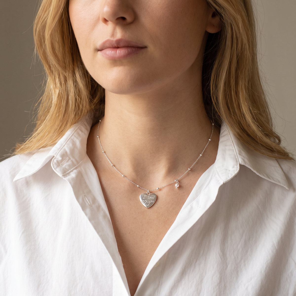 Collier cœur, porté mi-corps, argenté