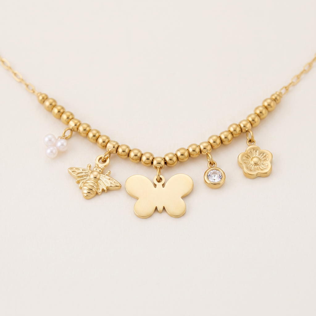Collier charms fleur et papillon, détail du motif, doré