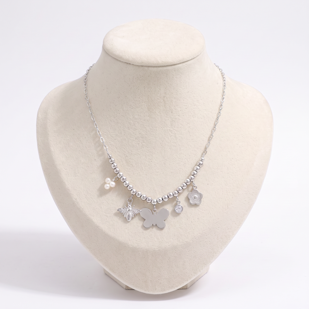 Collier charms fleur et papillon, vue de face, argenté