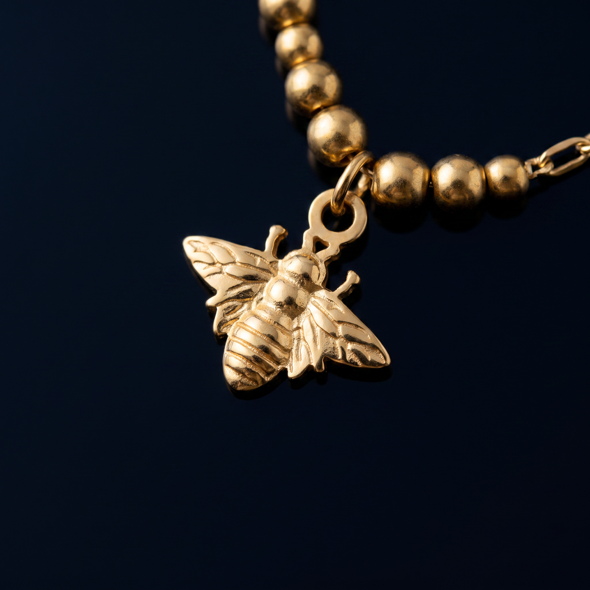 Collier charms fleur et papillon, motif en gros plan