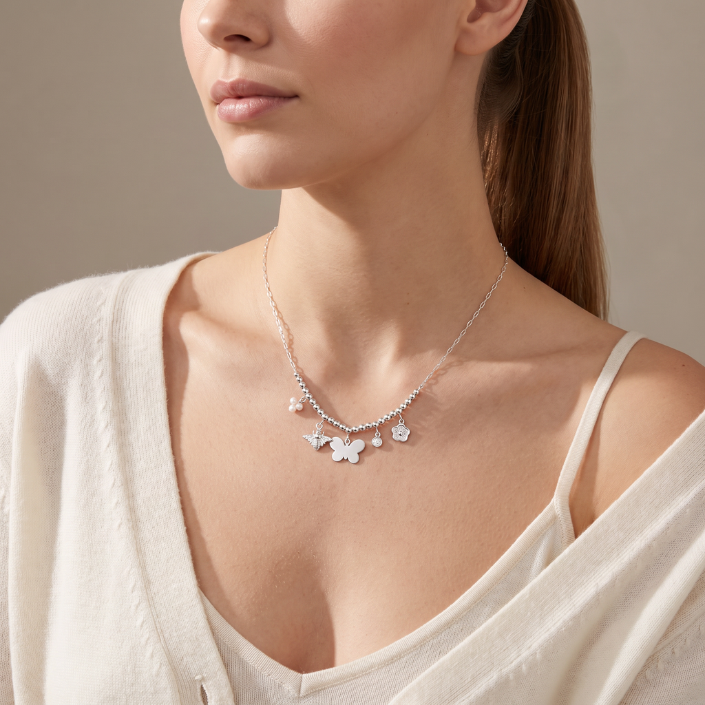 Collier charms fleur et papillon, porté mi-corps, argenté