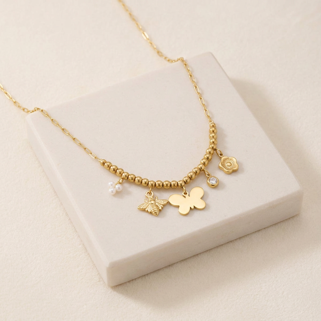 Collier charms fleur et papillon — Doré