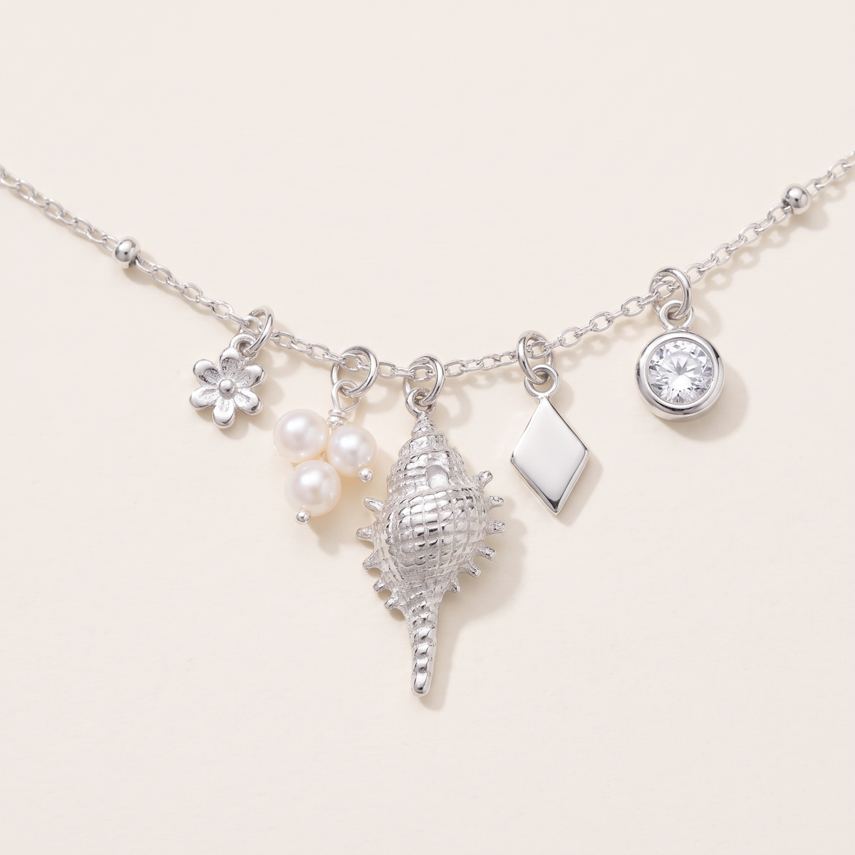 Collier charms coquillage, détail du motif, argenté