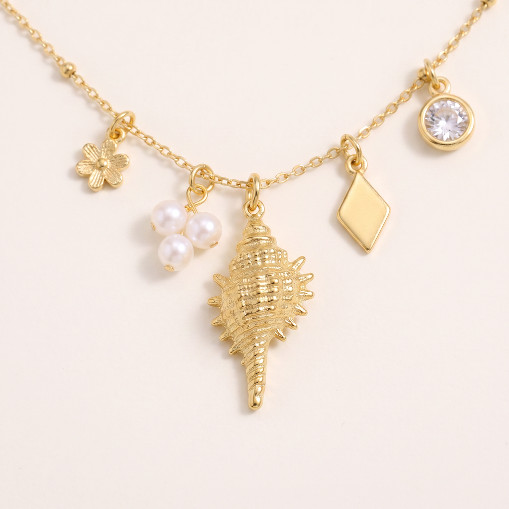 Collier charms coquillage, détail du motif, doré