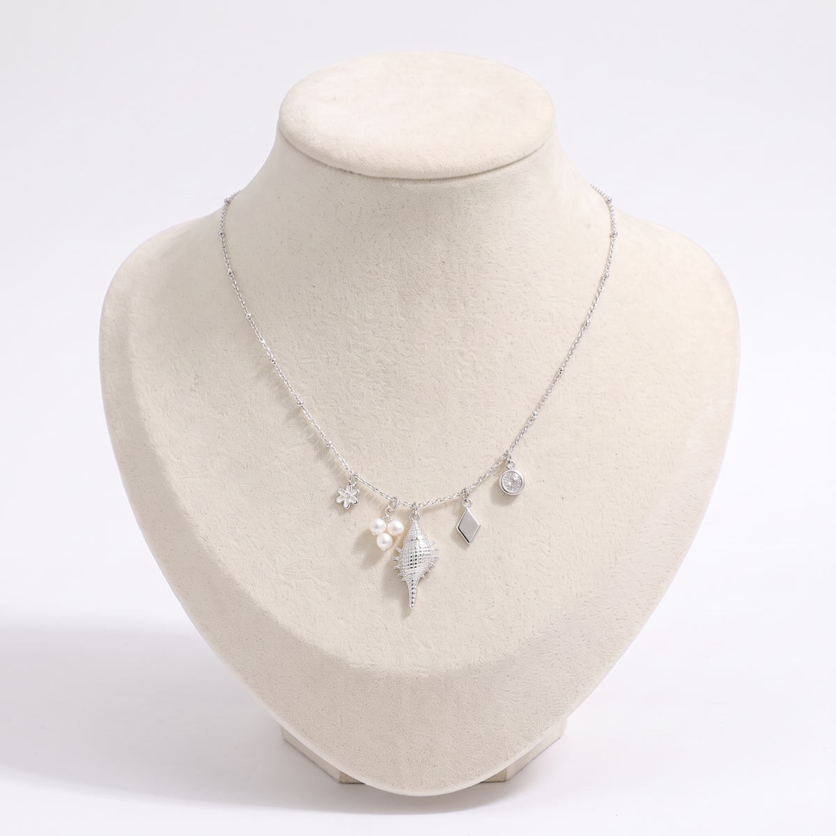 Collier charms coquillage, vue de face, argenté