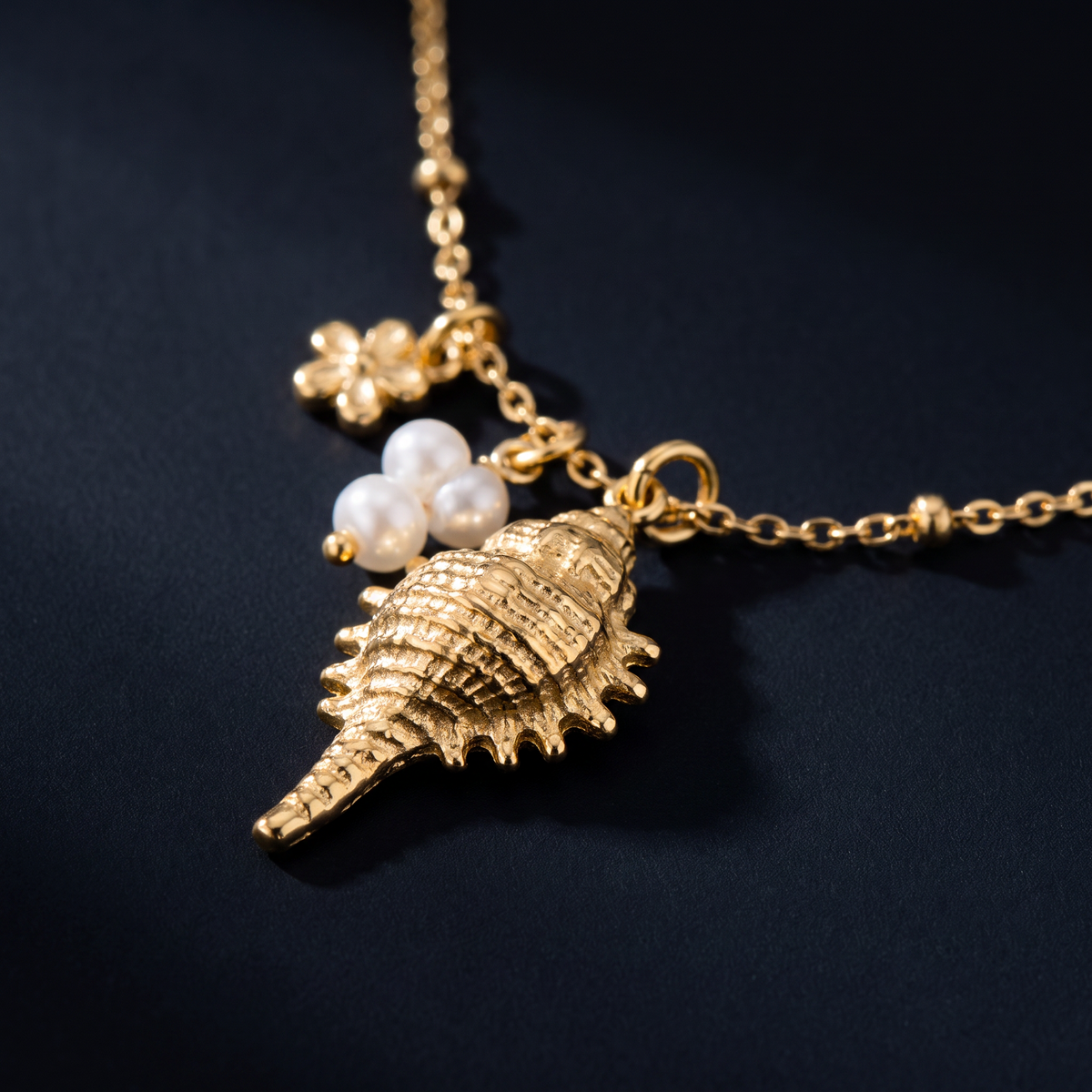 Collier charms coquillage, motif en gros plan