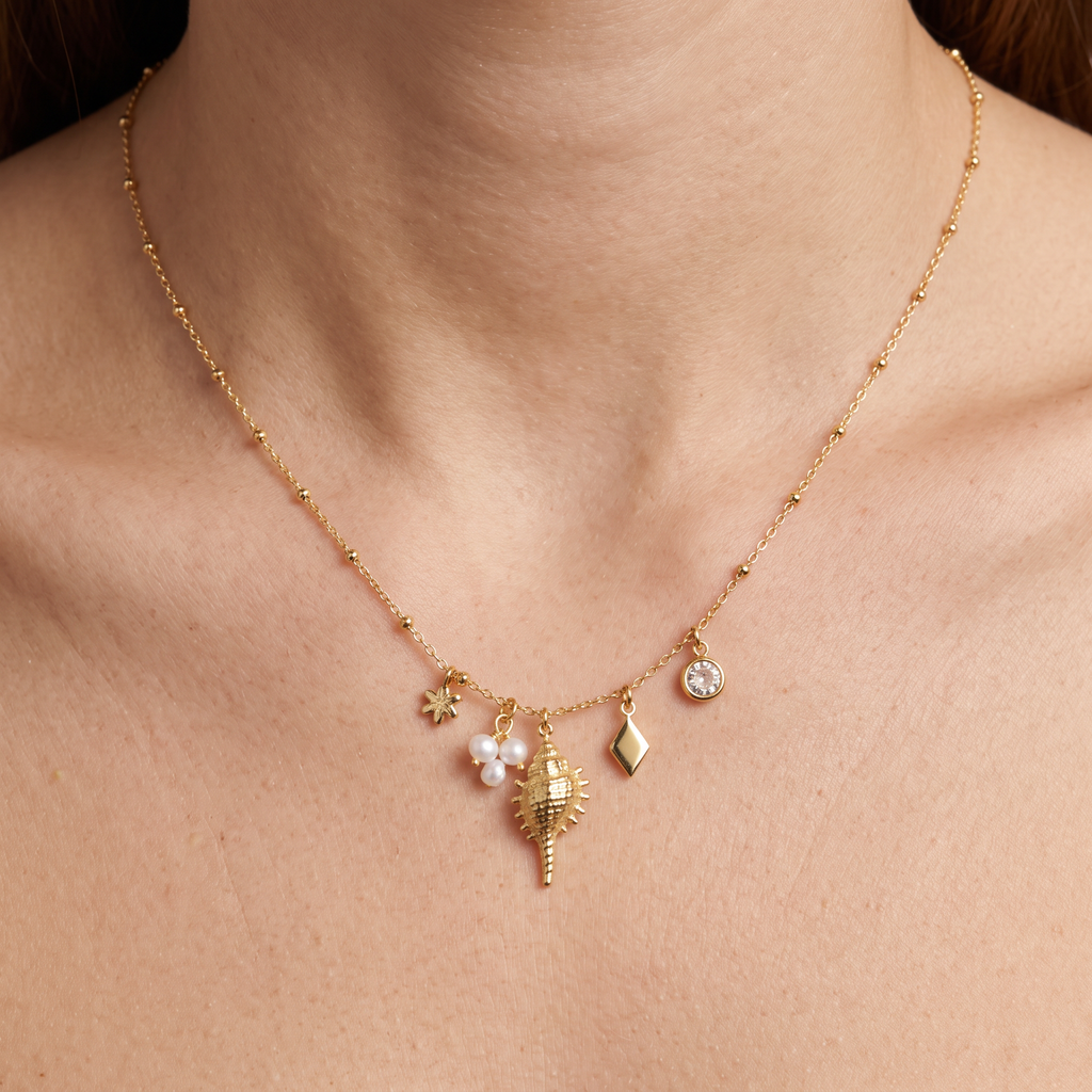 Collier charms coquillage, porté, doré