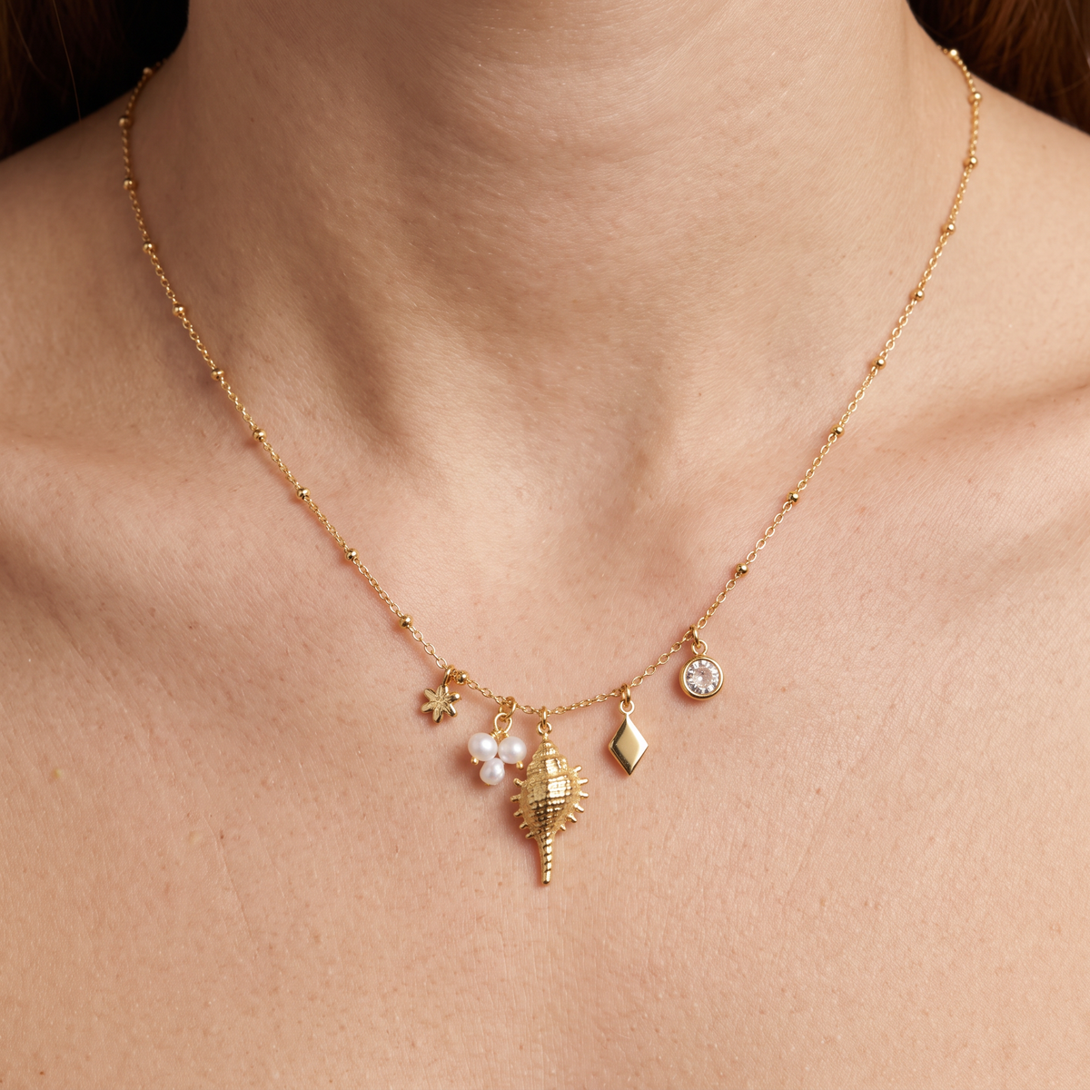 Collier charms coquillage, porté, doré