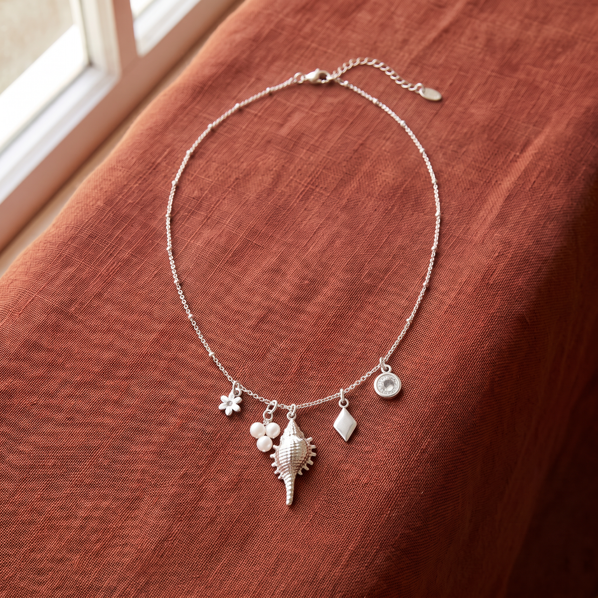 Collier charms coquillage, porté en tenue, argenté