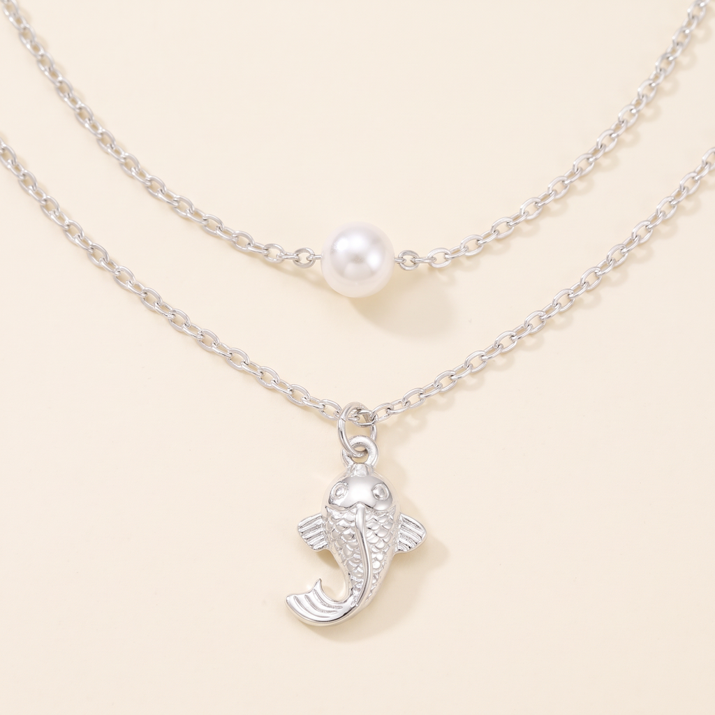 Collier poisson effet nacré double rang, détail du motif, argenté