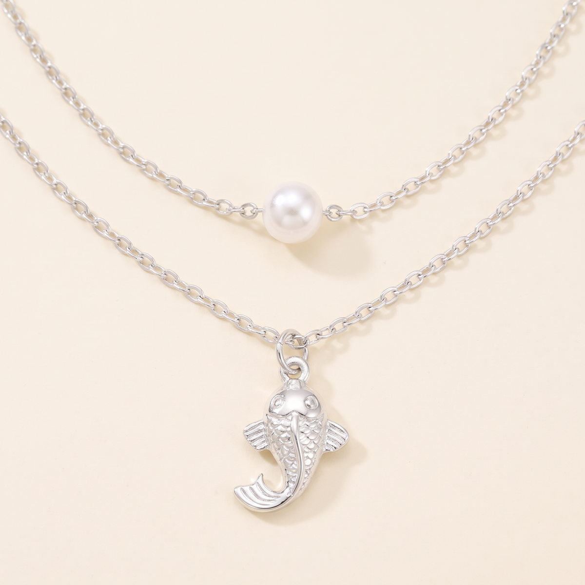 Collier poisson effet nacré double rang, détail du motif, argenté