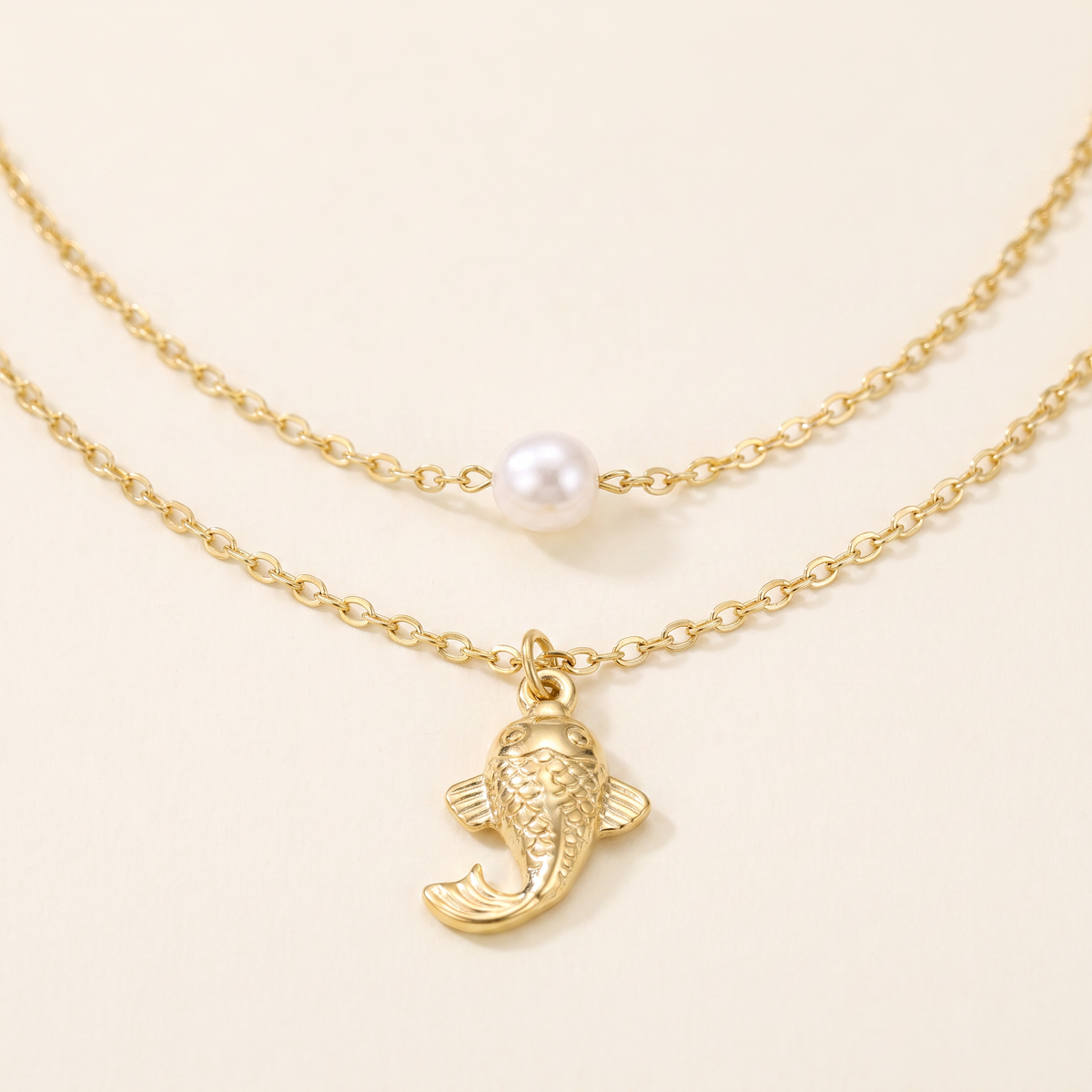 Collier poisson effet nacré double rang, détail du motif, doré