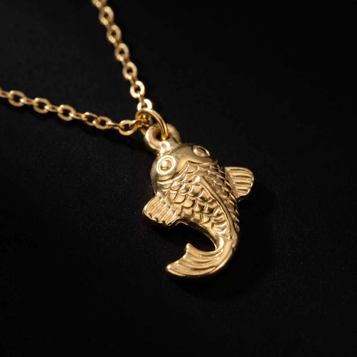 Collier poisson effet nacré double rang, motif en gros plan