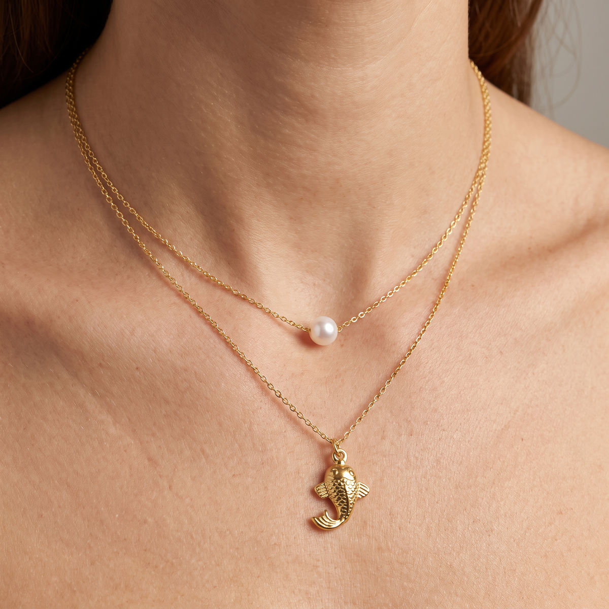 Collier poisson effet nacré double rang, porté, doré