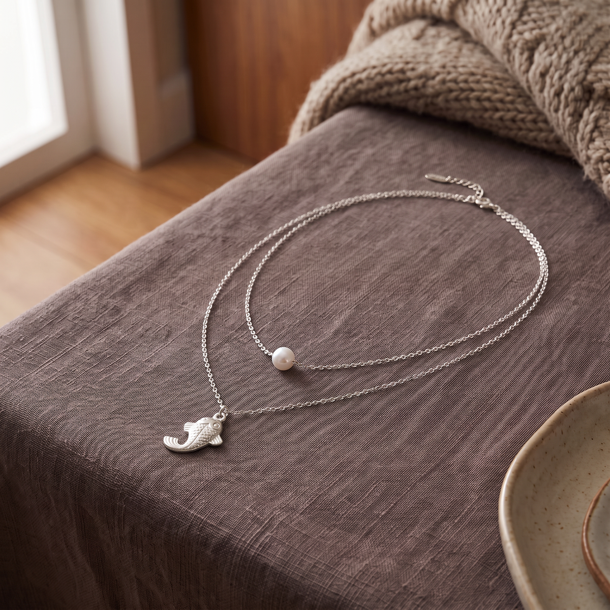 Collier poisson effet nacré double rang, porté en tenue, argenté