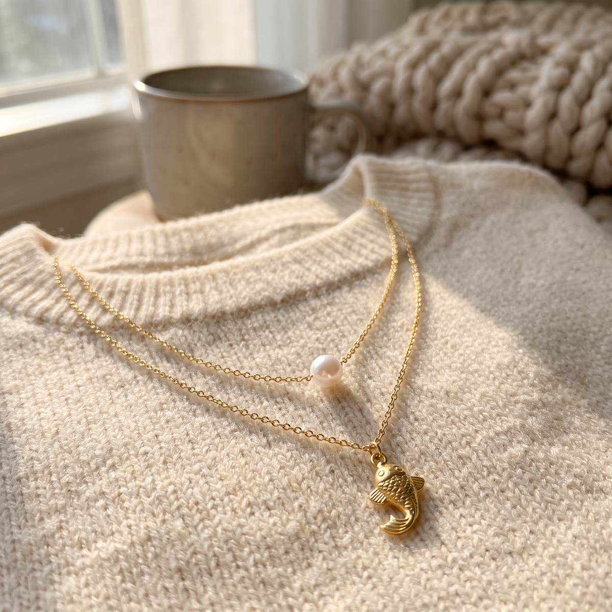 Collier poisson effet nacré double rang, porté en tenue, doré