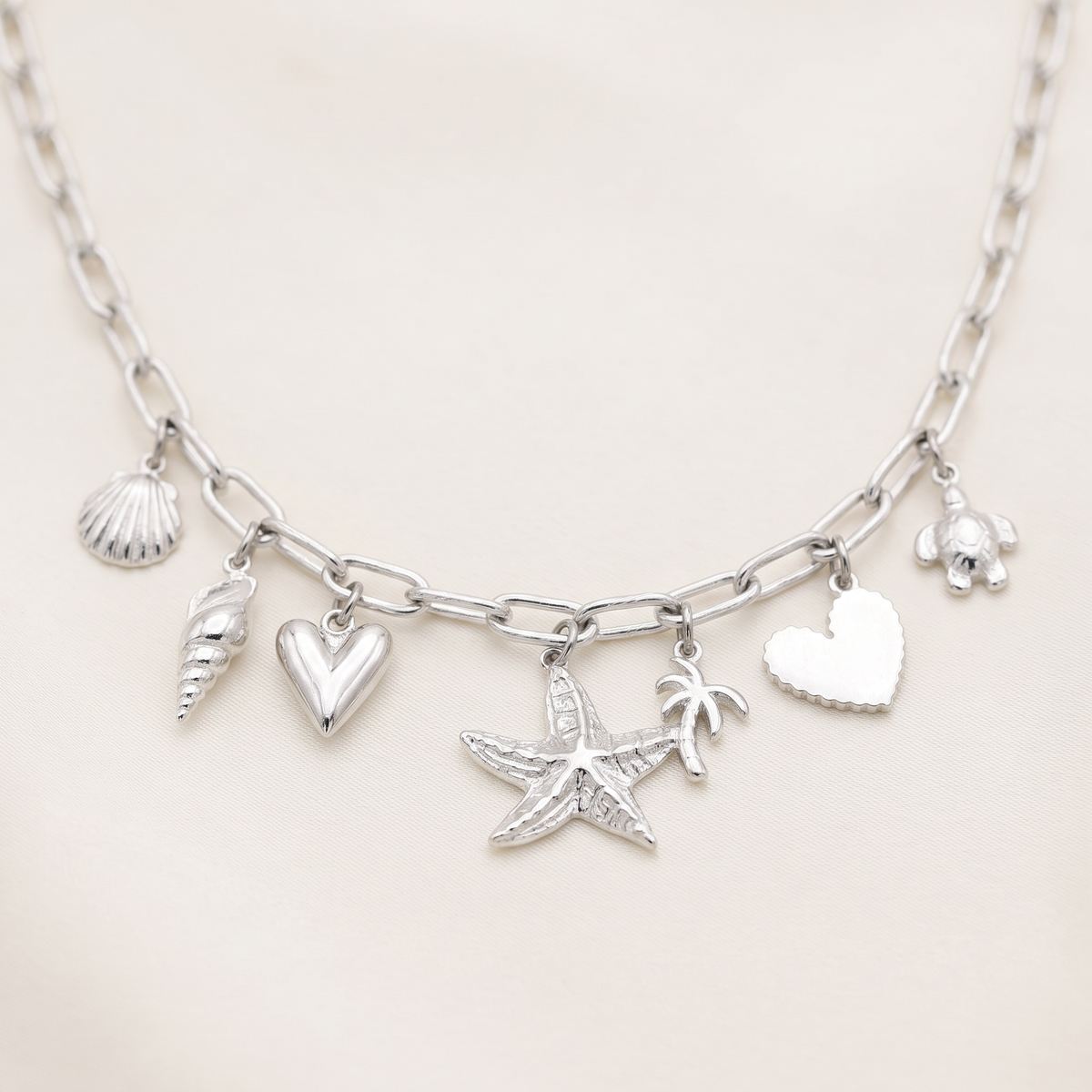 Collier coquillage grosse maille esprit estival, détail du motif, argenté