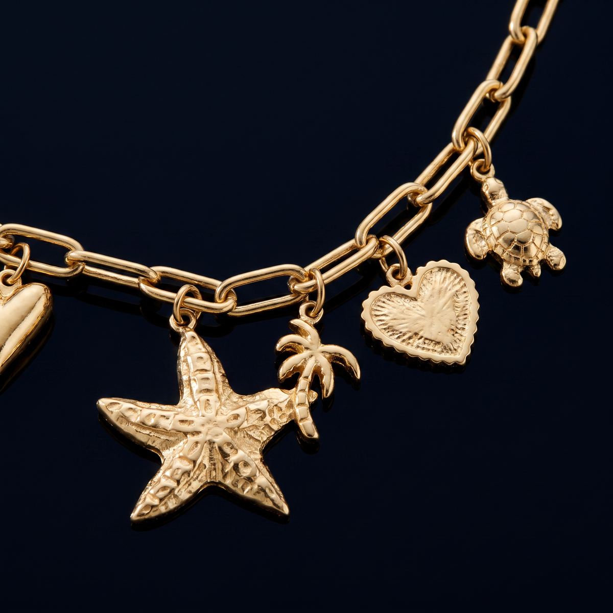 Collier coquillage grosse maille esprit estival, motif en gros plan