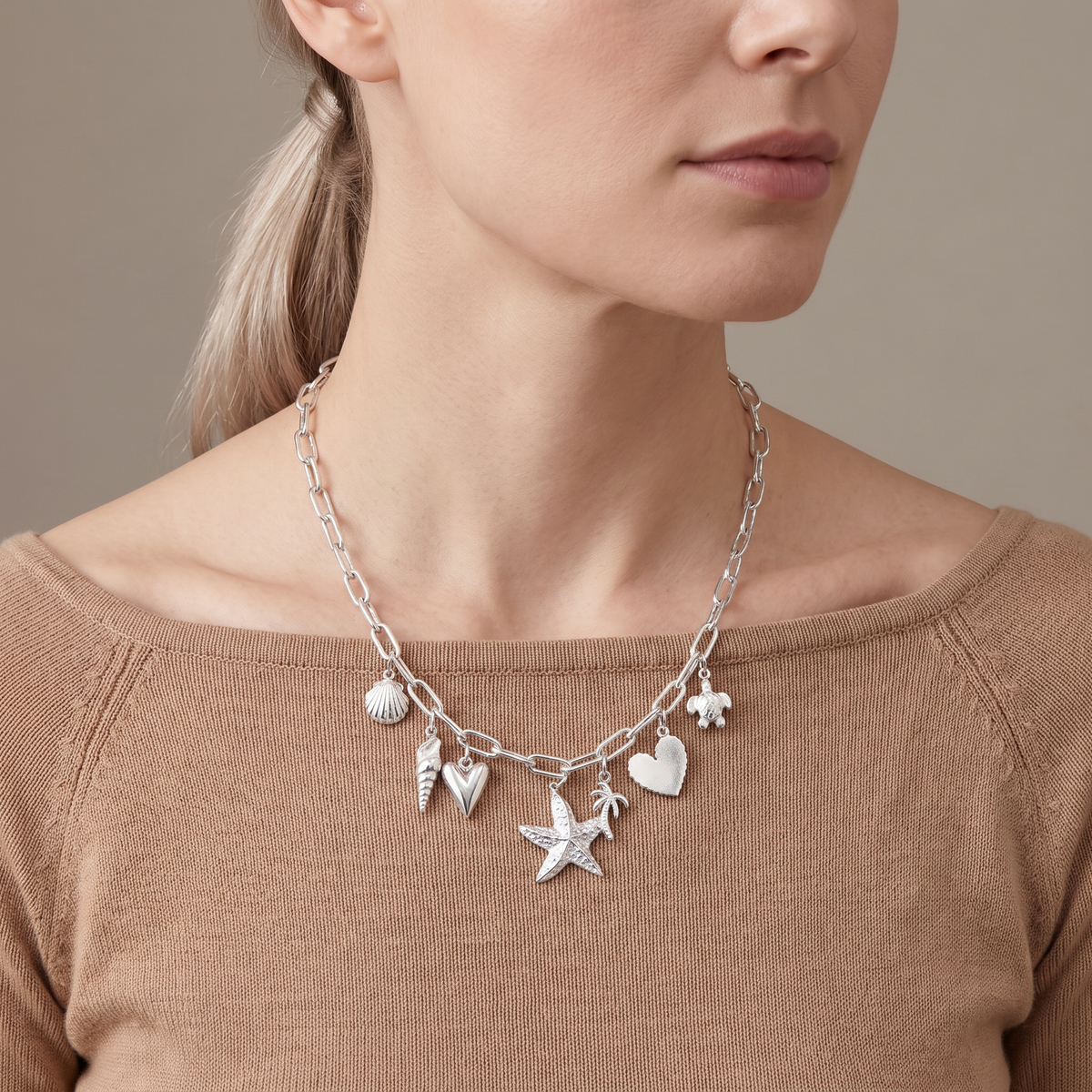 Collier coquillage grosse maille esprit estival, porté mi-corps, argenté