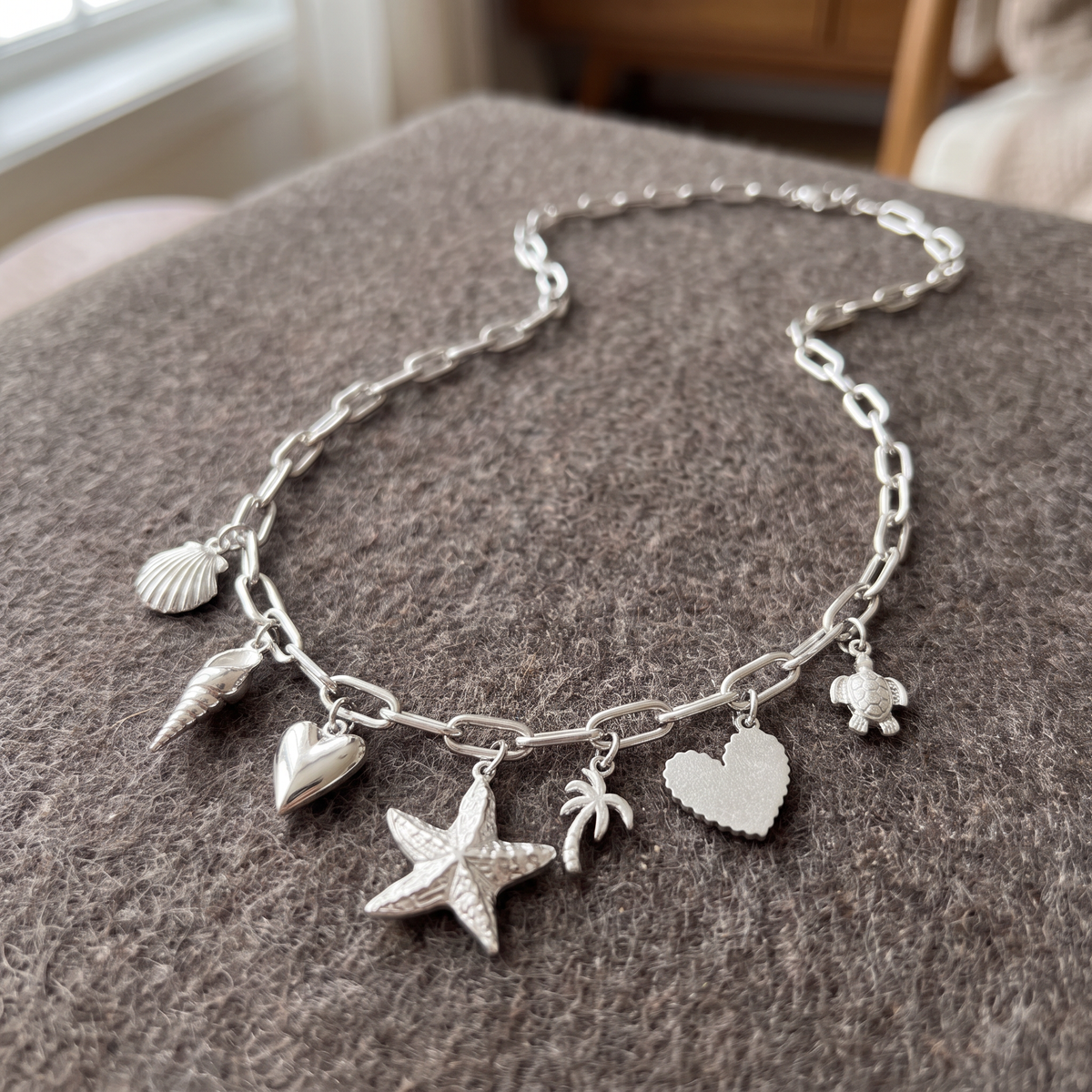 Collier coquillage grosse maille esprit estival, porté en tenue, argenté