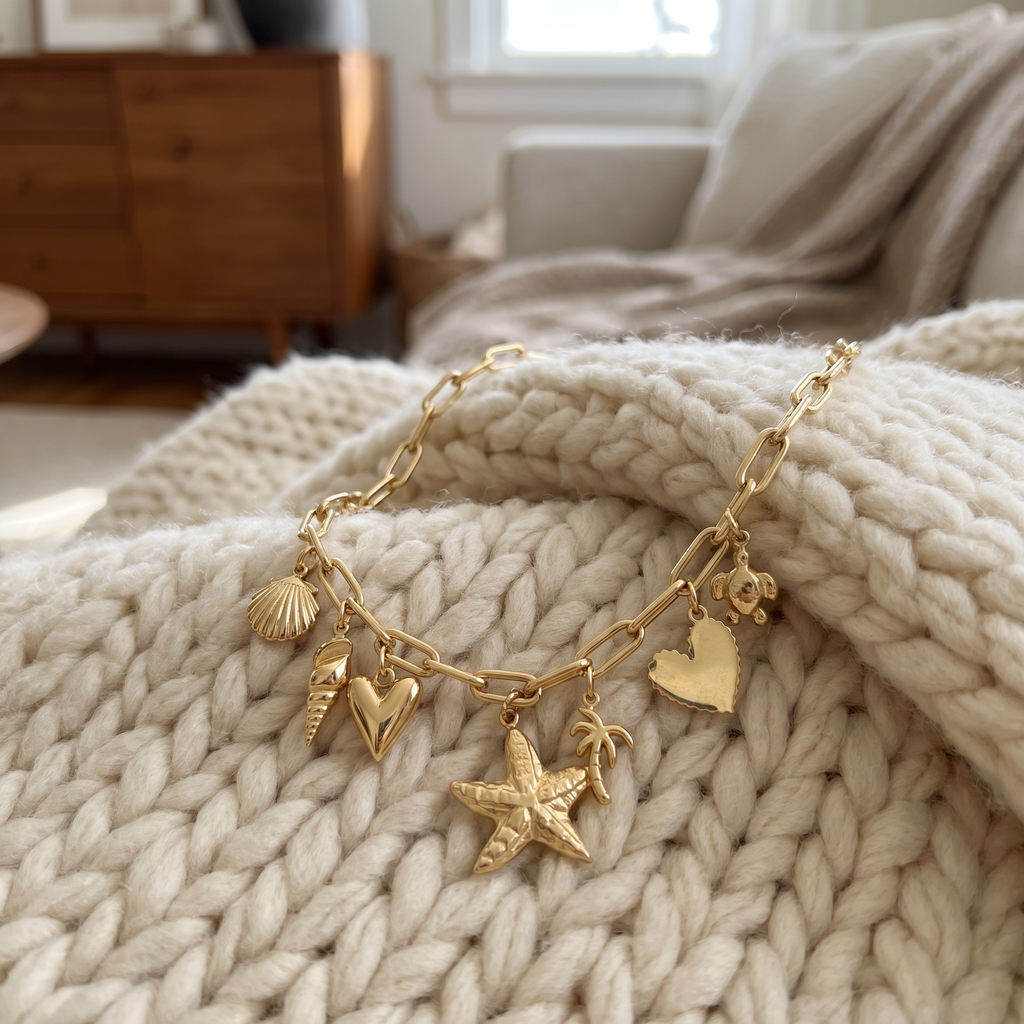 Collier coquillage grosse maille esprit estival, porté en tenue, doré