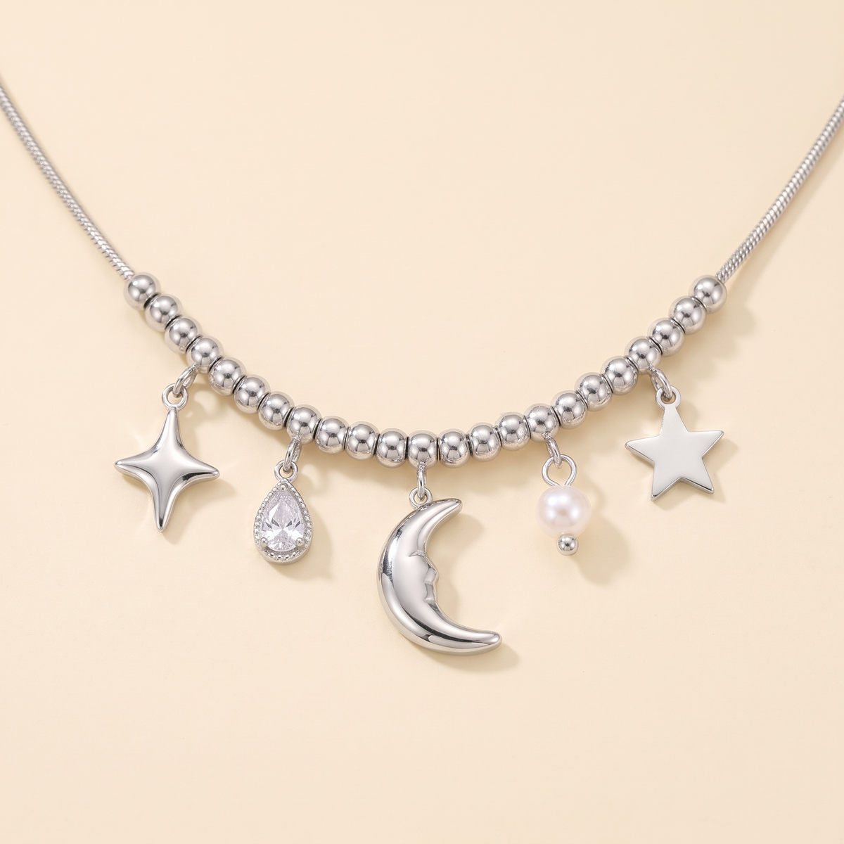 Collier charms étoile et lune, détail du motif, argenté