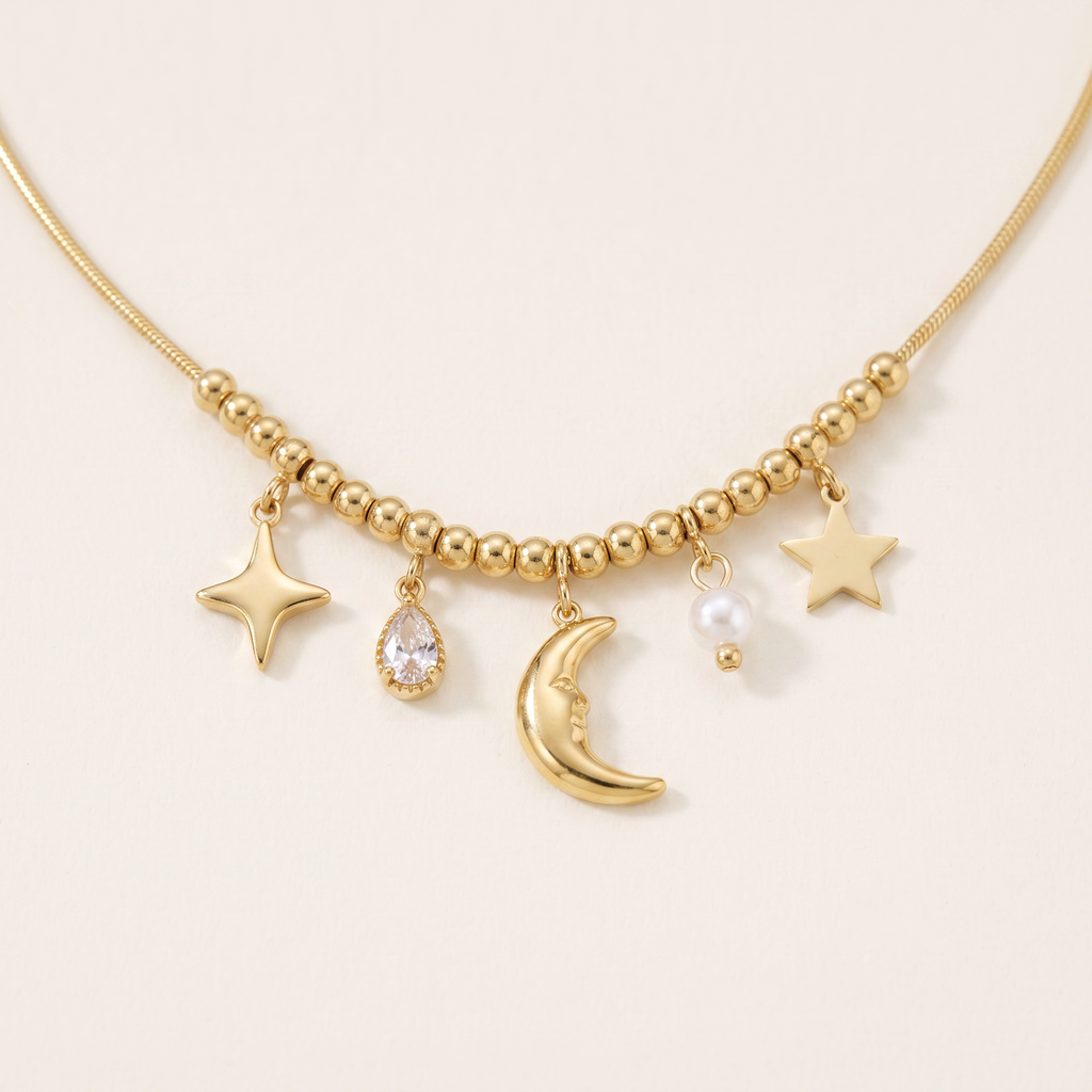 Collier charms étoile et lune, détail du motif, doré