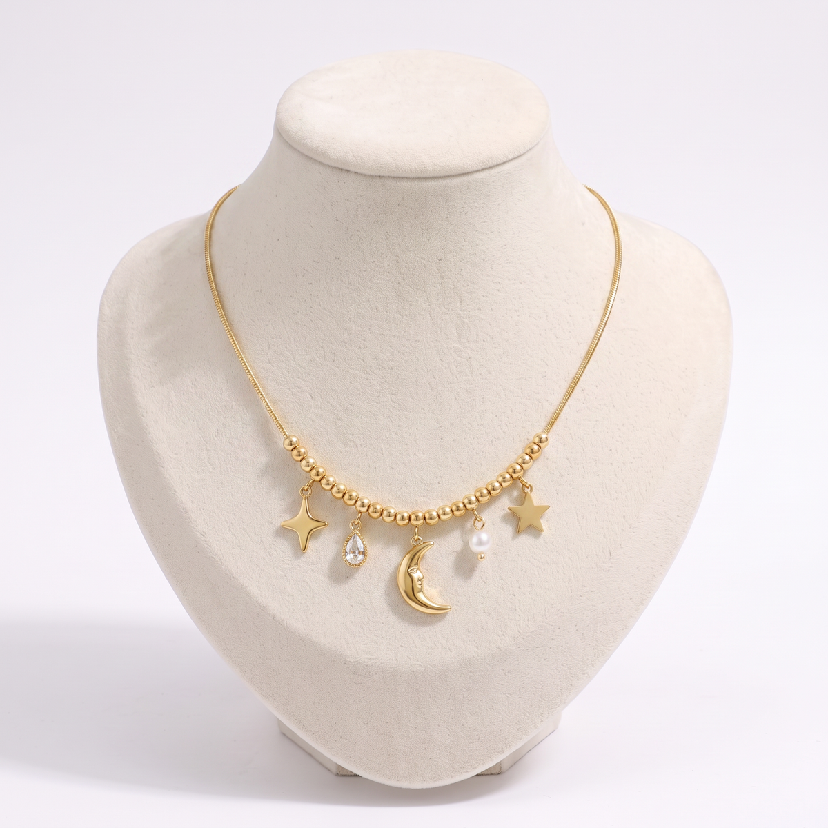 Collier charms étoile et lune, vue de face, doré