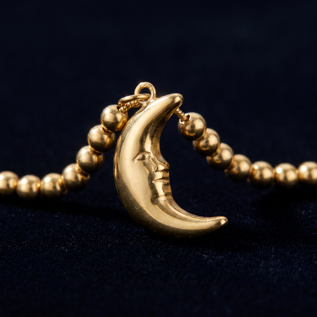 Collier charms étoile et lune, motif en gros plan