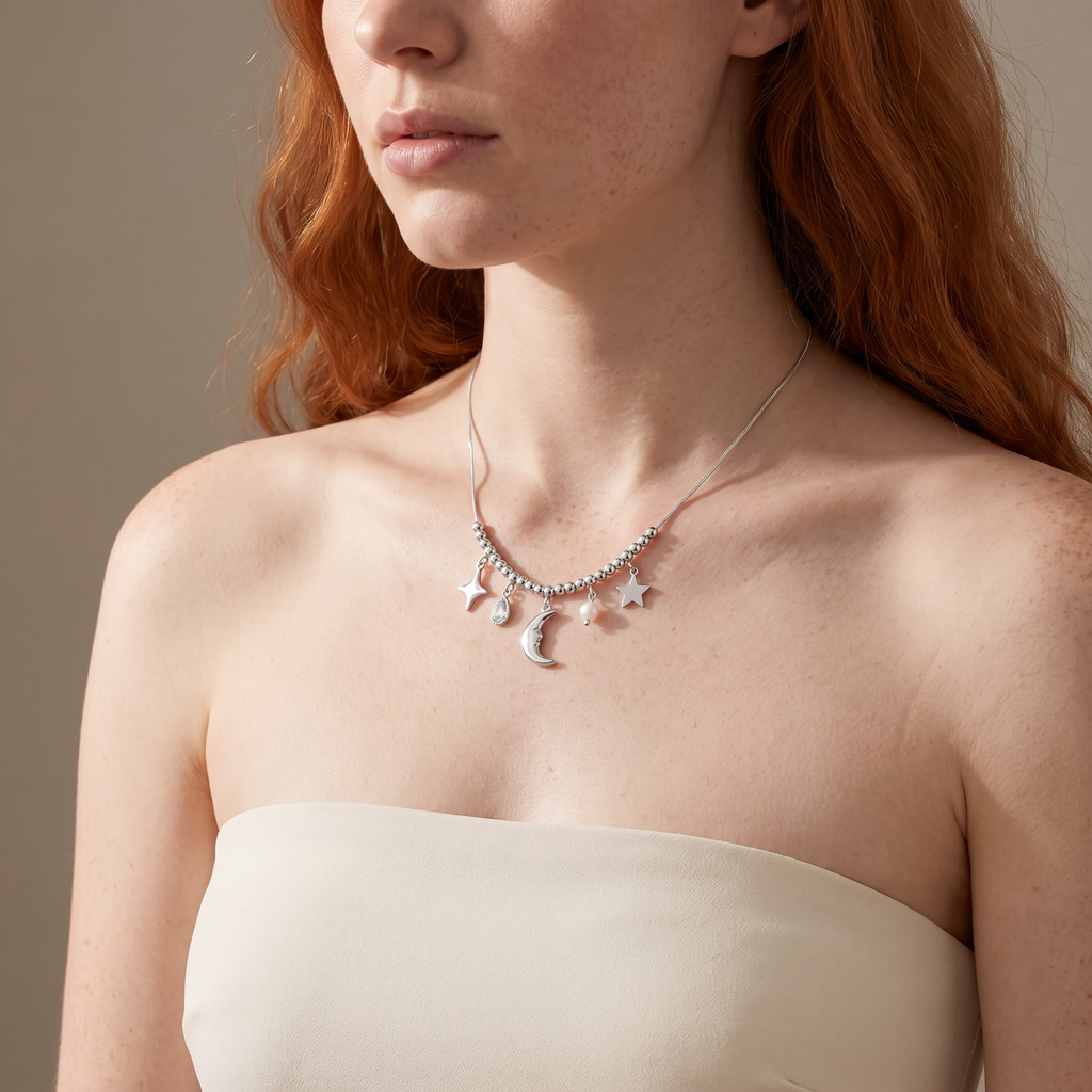 Collier charms étoile et lune, porté mi-corps, argenté