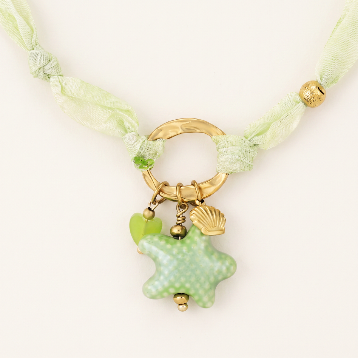 Collier étoile de mer vert sur cordon foulard, détail du motif