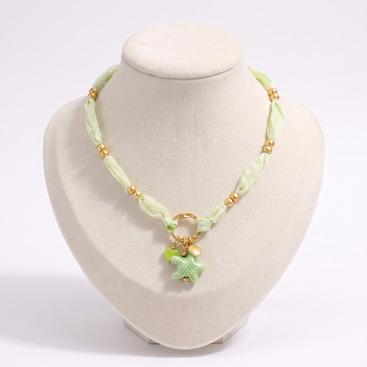 Collier étoile de mer vert sur cordon foulard, vue de face